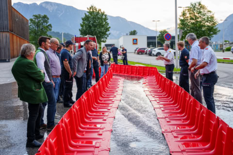 Mobiler Hochwasserschutz in Bad Goisern übergeben mit LIVE Vorführung